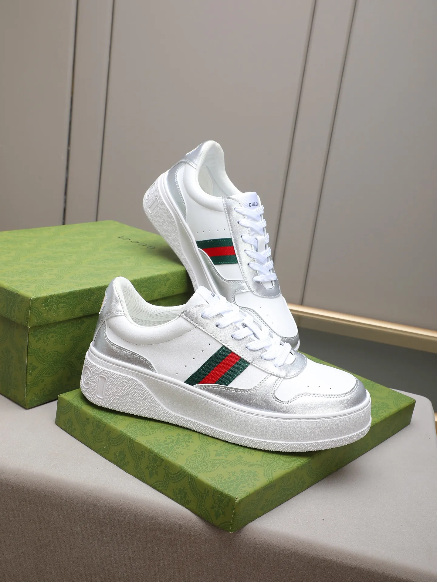 PP420 new men's shoes GUCCI fashion trend, made of first-layer calfskin➕breathable mesh lining! The foot feels super comfortable and the workmanship is impeccable. The original ultra-light outsole, size: 38-44 (45 customized), 5 colors to choose from!